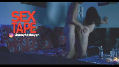 საყვარელი სკოლის მოსწავლე თავის შეყვარებულთან ერთად